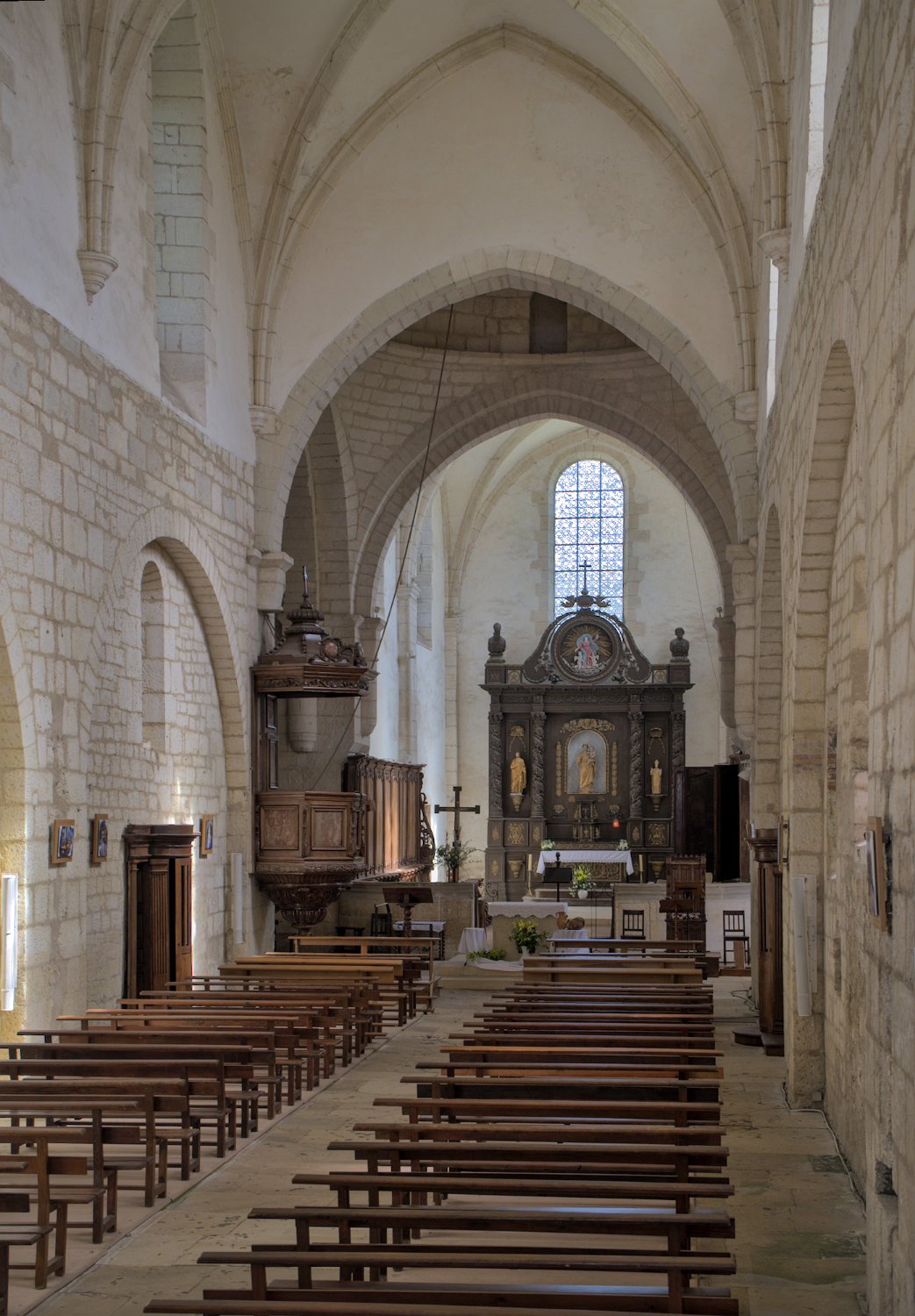 Eglise abbatiale, la nef en direction du choeur