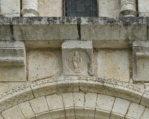 La chapelle - détail du fronton du porche